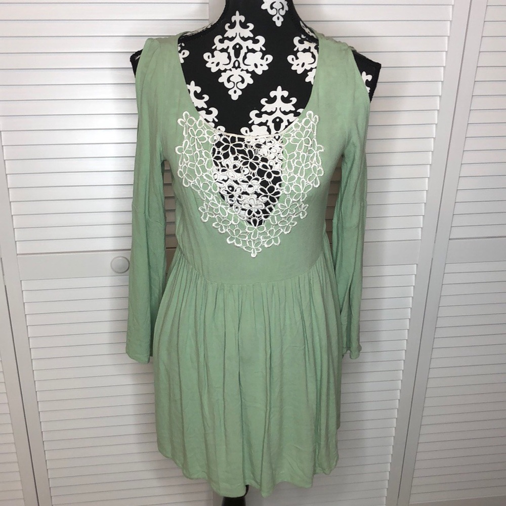 MOD Cold Shoulder Lace Front Dress Small